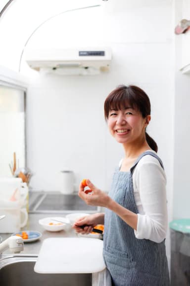 แม่บ้านกำลังทำงานที่บ้านพร้อมลูก